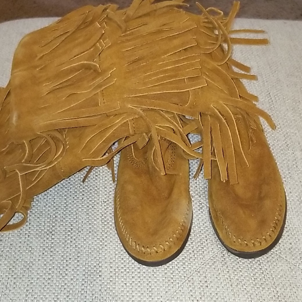 NWOT MINNETONKA BOOTS